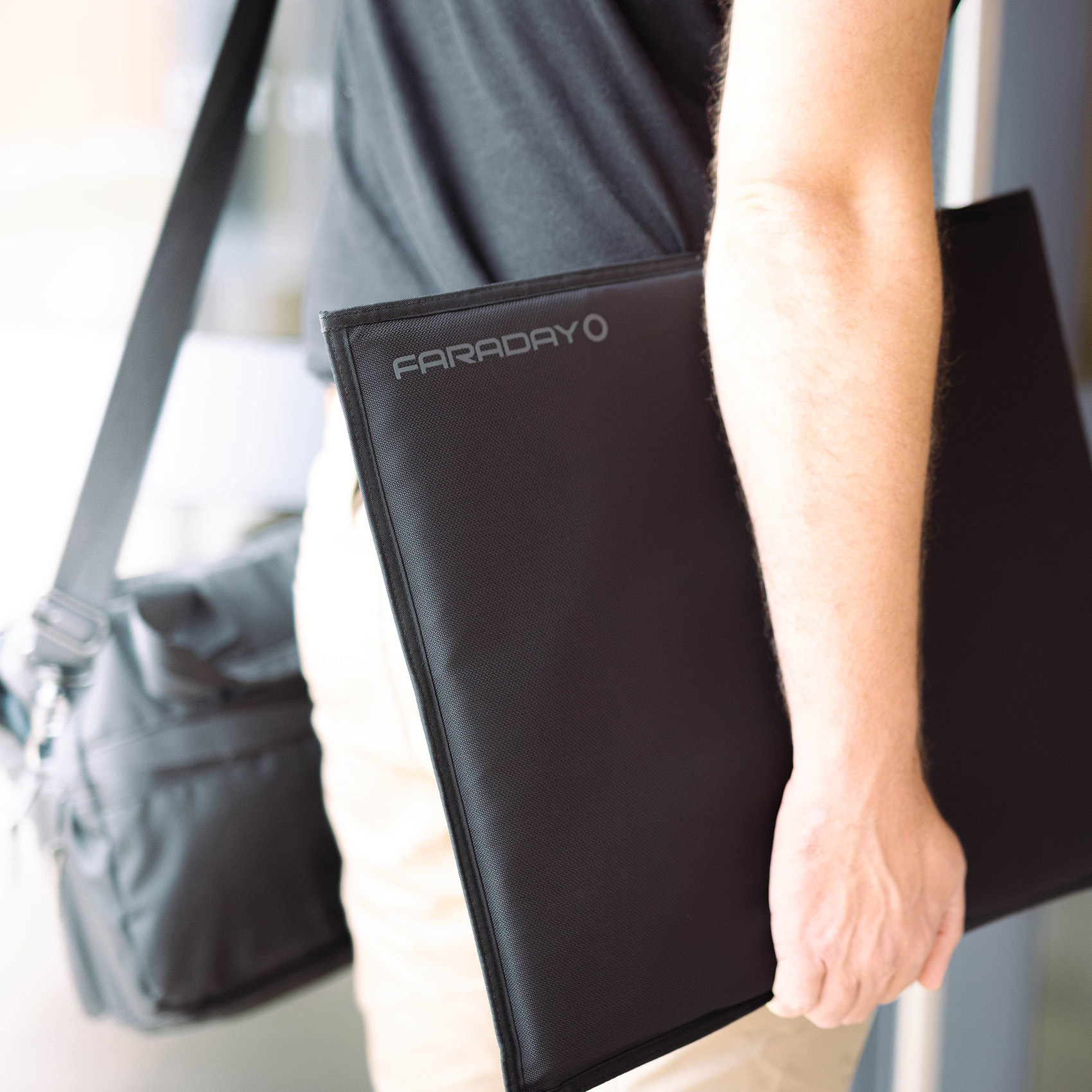 JACKET Pro Faraday CORDURA® Laptop XL Bag – Magnetic Closure