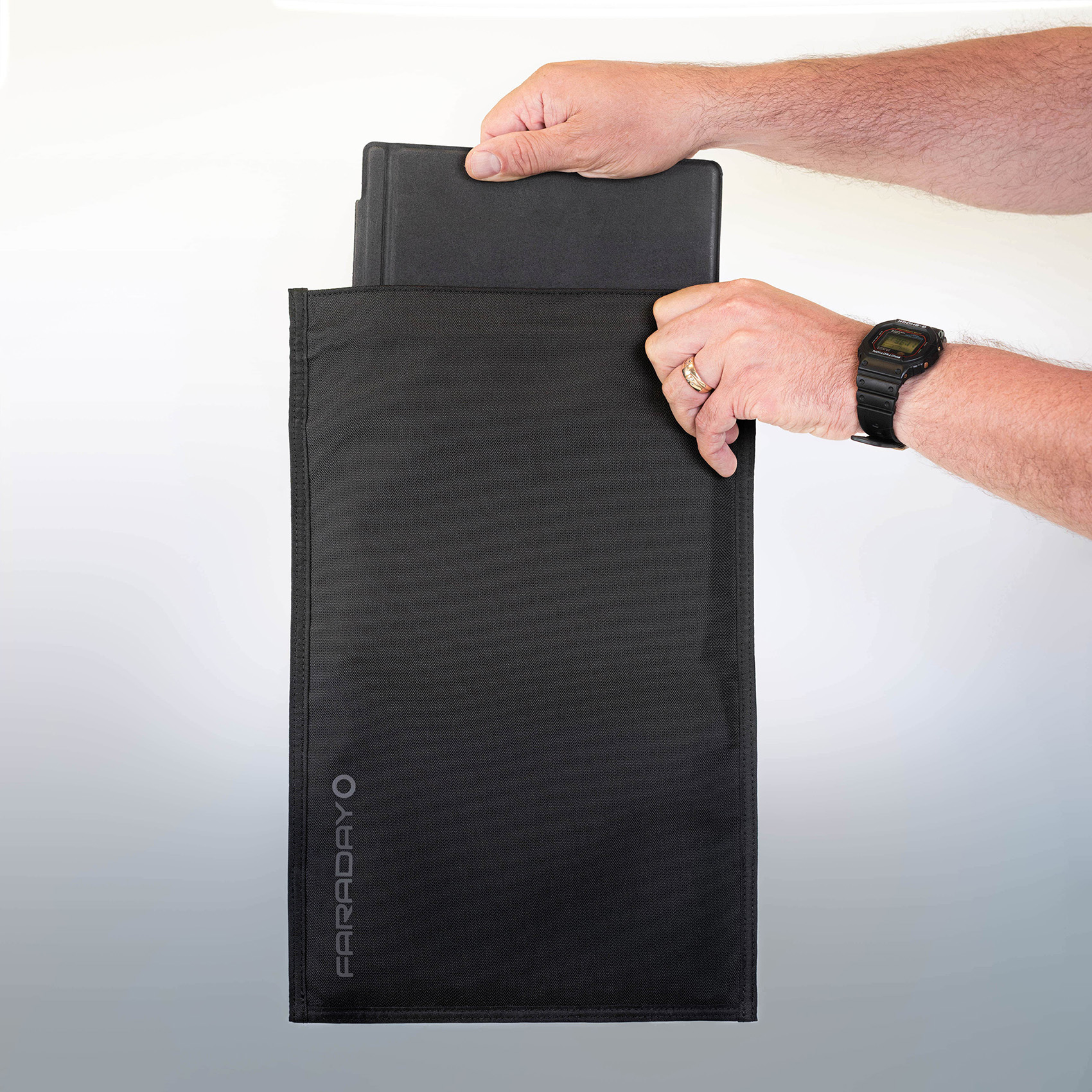 JACKET Pro Faraday CORDURA® Laptop Bag – Magnetic Closure