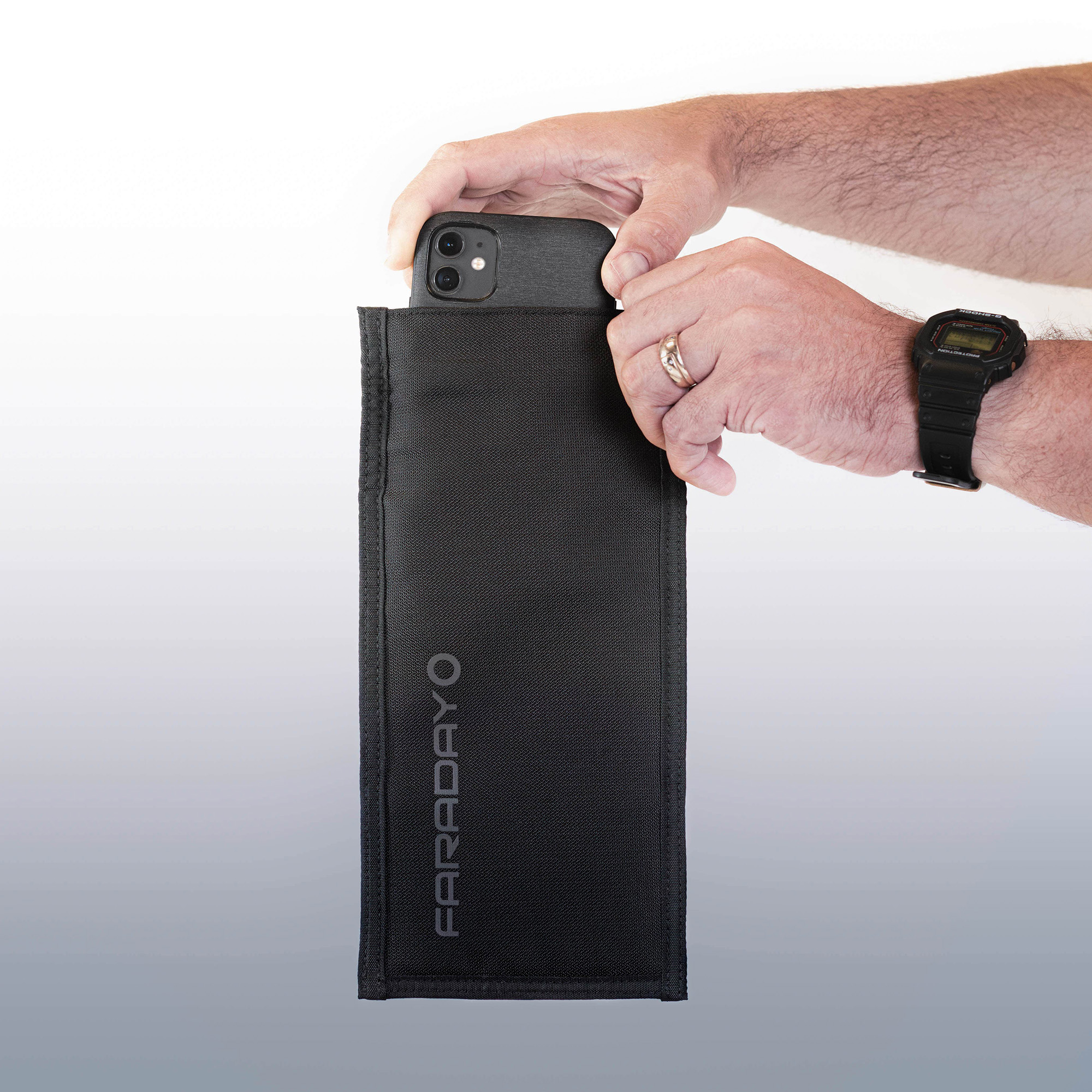 JACKET Pro Faraday CORDURA® Vertical Phone Bag – Magnetic Closure