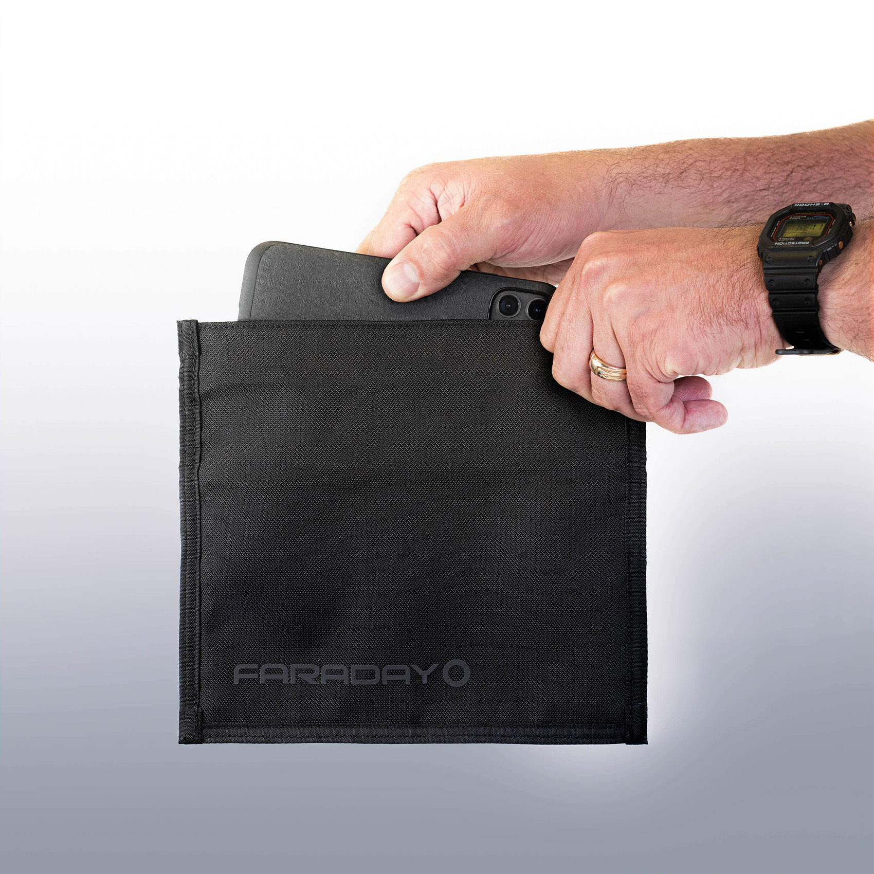 JACKET Pro Faraday CORDURA® Phone Bag – Magnetic Closure