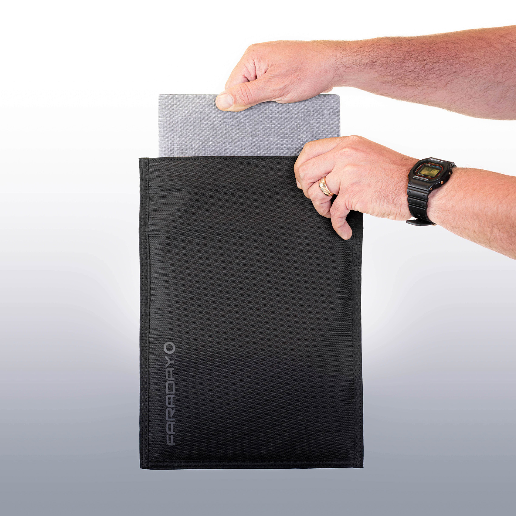 JACKET Pro Faraday CORDURA® Tablet Bag – Magnetic Closure