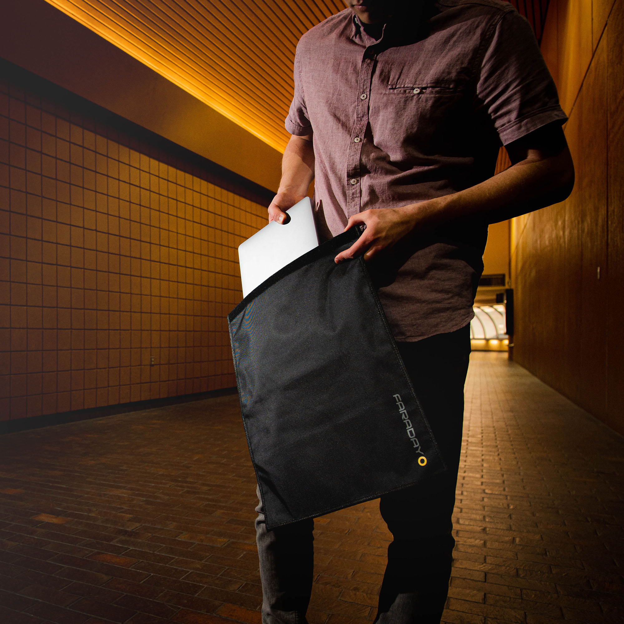 JACKET Forensic Faraday Laptop Bag (14″ x 16″)