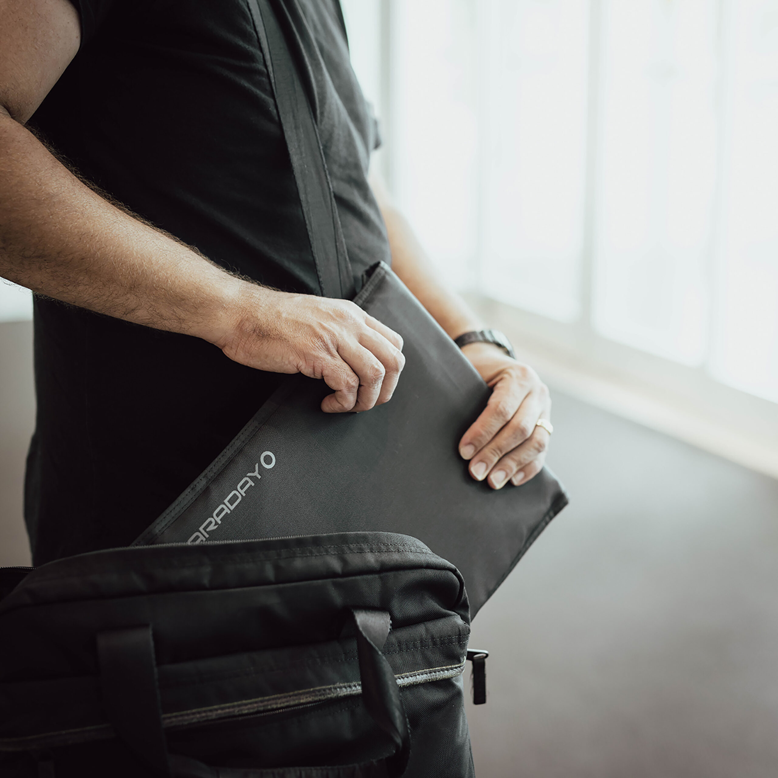 JACKET Pro Faraday CORDURA® Laptop Bag – Magnetic Closure