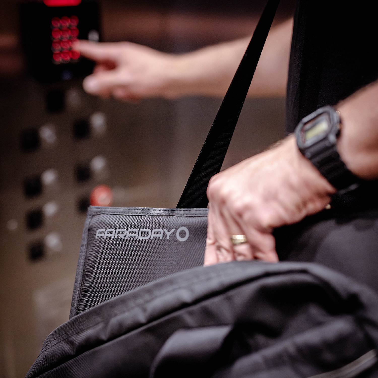 JACKET Pro Faraday CORDURA® Tablet Bag – Magnetic Closure