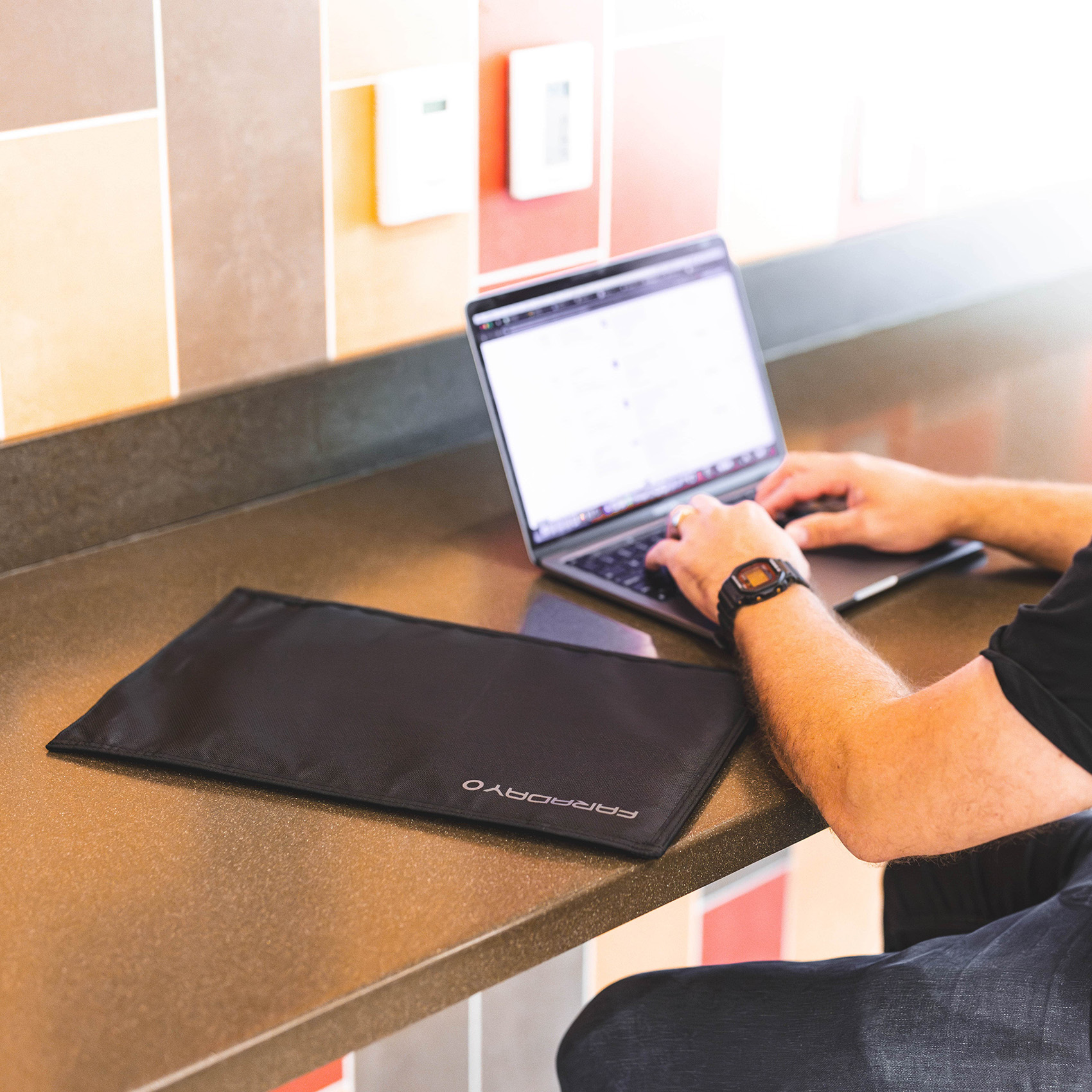 JACKET Pro Faraday CORDURA® Laptop Bag – Magnetic Closure