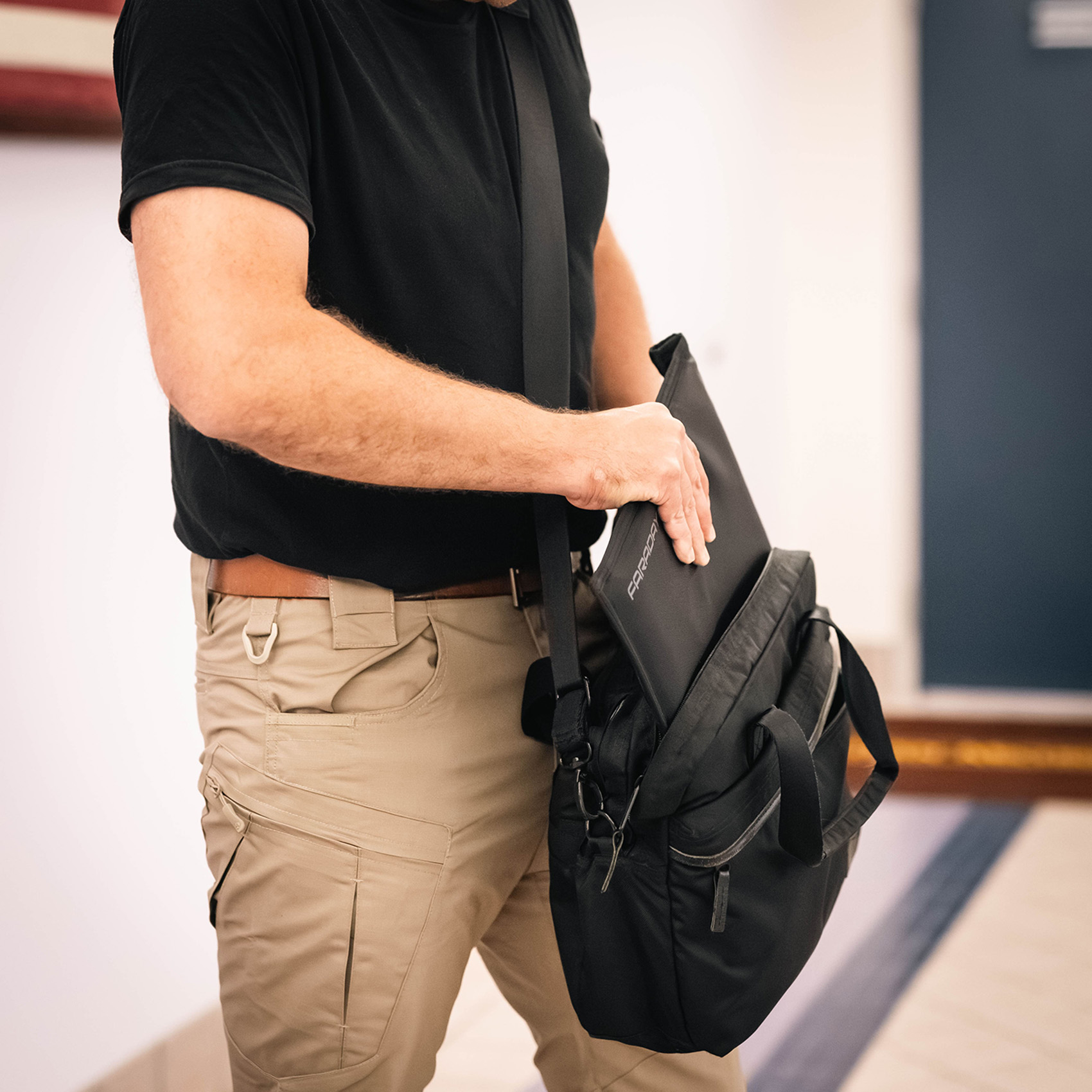 JACKET Pro Faraday CORDURA® Tablet Bag – Magnetic Closure