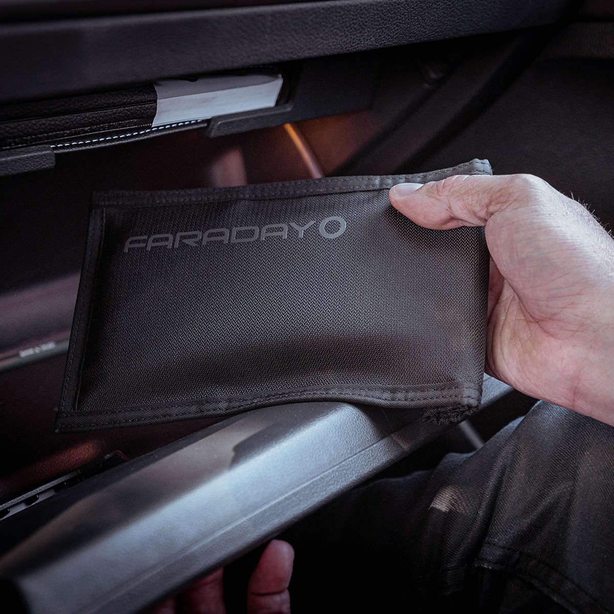 JACKET Pro Faraday CORDURA® Vertical Phone Bag – Magnetic Closure
