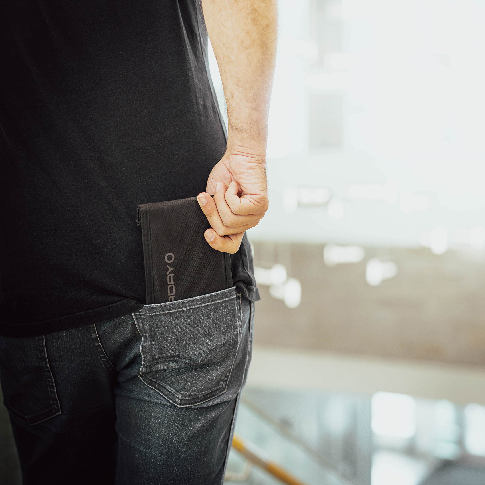 JACKET Pro Faraday CORDURA® Vertical Phone Bag – Magnetic Closure